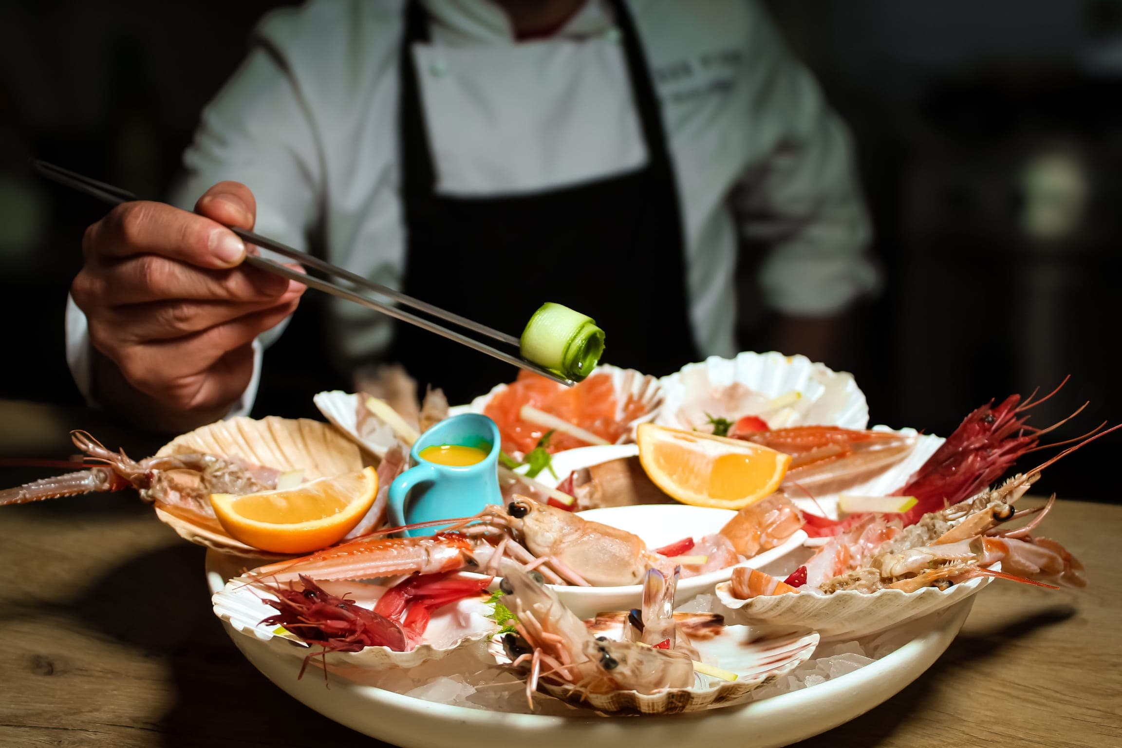 Plateau du pêcheur : crabe, crevettes, bulots et huîtres fraîches