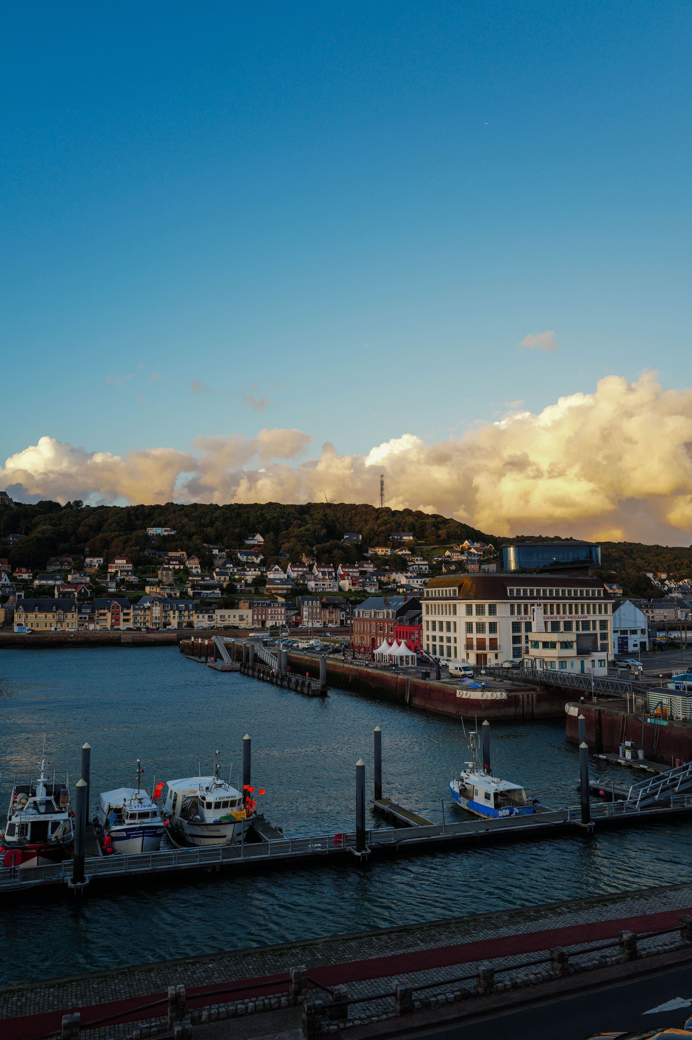 Vue du port de Dieppe au coucher du soleil