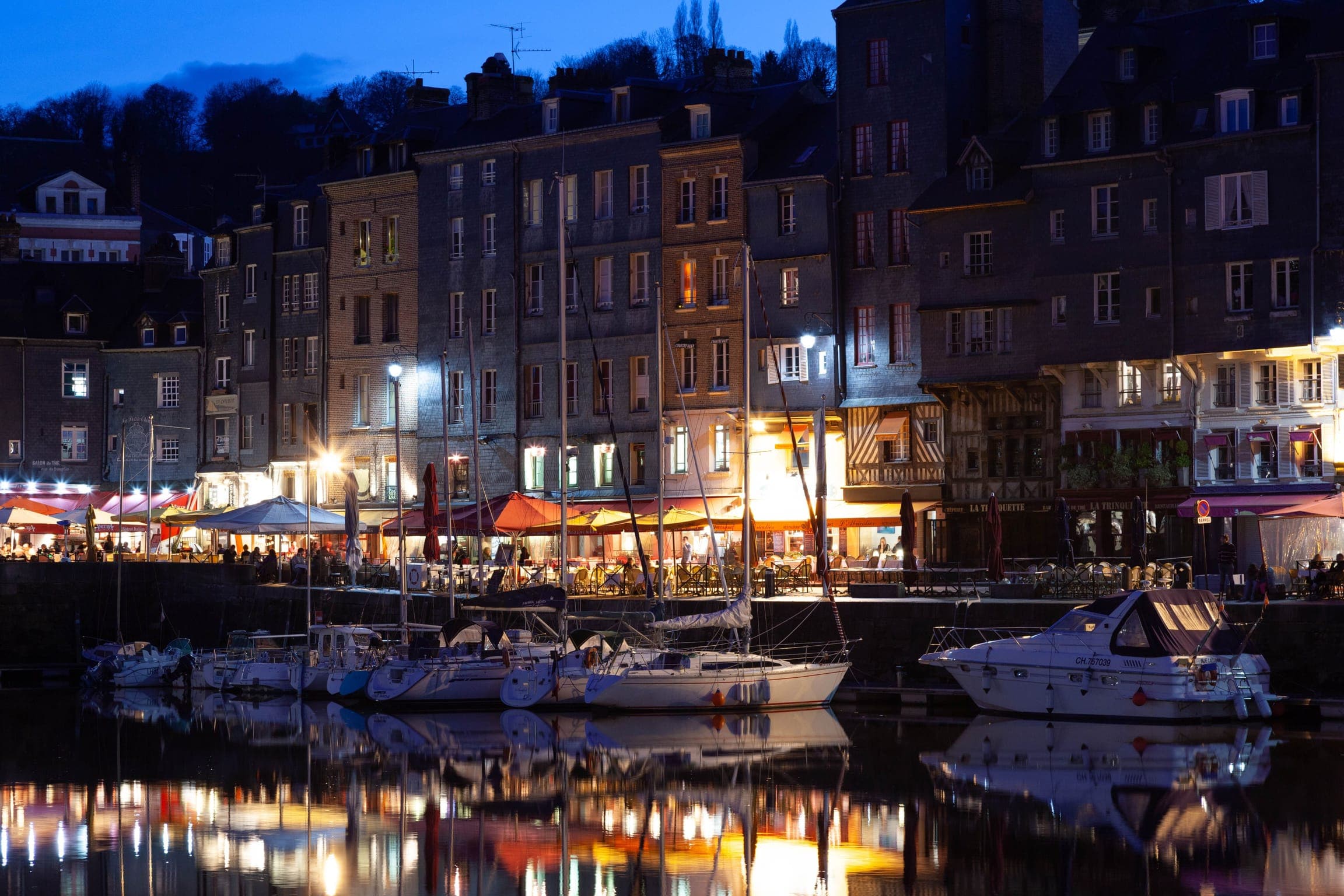 Vue nocturne du port de Dieppe